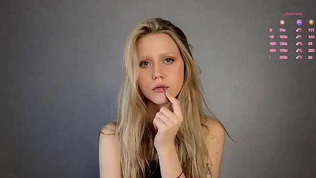 Snapshot of WiloneEsse chatting on 03.11.25 WiloneEsse online show from 03.11.25