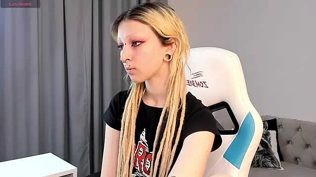 Snapshot of Lexy-Woorhez chatting on 10.17.25 Lexy-Woorhez online show from 10.17.25