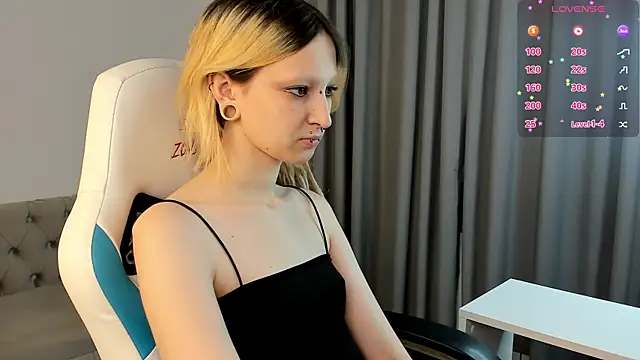 Snapshot of Lexy-Woorhez chatting on 10.23.25 Lexy-Woorhez online show from 10.23.25