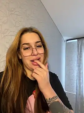 Snapshot of VikiDemi chatting on 09.28.25 VikiDemi online show from 09.28.25