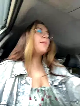 Snapshot of VikiDemi chatting on 10.16.25 VikiDemi online show from 10.16.25