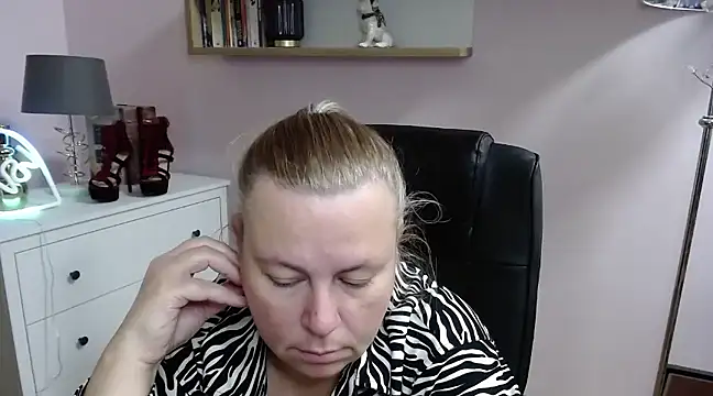 Snapshot of NancyCREAM chatting on 02.19.25 NancyCREAM online show from 02.19.25