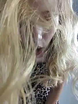 Snapshot of NicoleCut chatting on 01.19.25 NicoleCut online show from 01.19.25