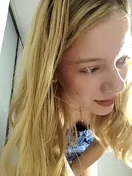 Snapshot of NicoleCut chatting on 01.22.25 NicoleCut online show from 01.22.25