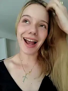 Snapshot of NicoleCut chatting on 02.03.25 NicoleCut online show from 02.03.25