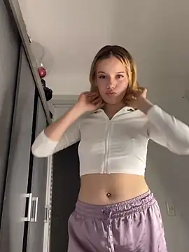 Snapshot of NicoleCut chatting on 02.13.25 NicoleCut online show from 02.13.25