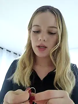 Snapshot of NicoleCut chatting on 02.17.25 NicoleCut online show from 02.17.25