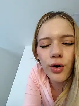 Snapshot of NicoleCut chatting on 02.18.25 NicoleCut online show from 02.18.25