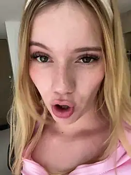 Snapshot of NicoleCut chatting on 02.18.25 NicoleCut online show from 02.18.25