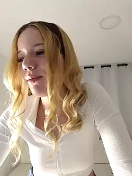 Snapshot of NicoleCut chatting on 02.21.25 NicoleCut online show from 02.21.25