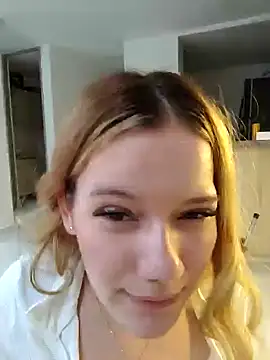 Snapshot of NicoleCut chatting on 02.21.25 NicoleCut online show from 02.21.25