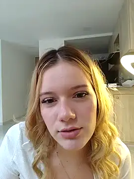 Snapshot of NicoleCut chatting on 02.21.25 NicoleCut online show from 02.21.25