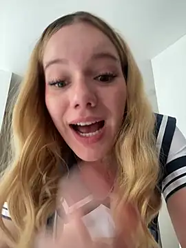 Snapshot of NicoleCut chatting on 02.23.25 NicoleCut online show from 02.23.25