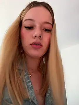 Snapshot of NicoleCut chatting on 02.27.25 NicoleCut online show from 02.27.25