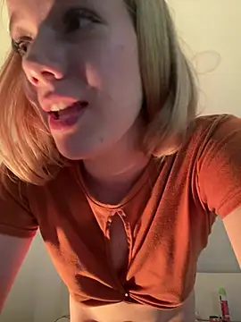 Snapshot of NicoleCut chatting on 03.17.25 NicoleCut online show from 03.17.25