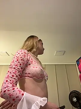 Snapshot of NicoleCut chatting on 09.12.25 NicoleCut online show from 09.12.25