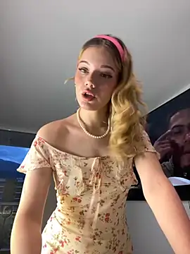 Snapshot of NicoleCut chatting on 09.18.25 NicoleCut online show from 09.18.25