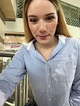 Snapshot of NicoleCut chatting on 09.24.25 NicoleCut online show from 09.24.25