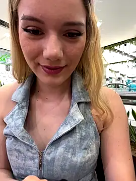 Snapshot of NicoleCut chatting on 10.01.25 NicoleCut online show from 10.01.25