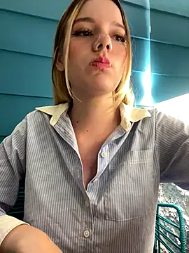 Snapshot of NicoleCut chatting on 10.11.25 NicoleCut online show from 10.11.25