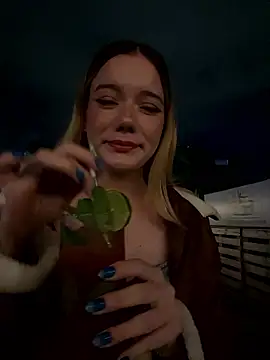 Snapshot of NicoleCut chatting on 10.12.25 NicoleCut online show from 10.12.25