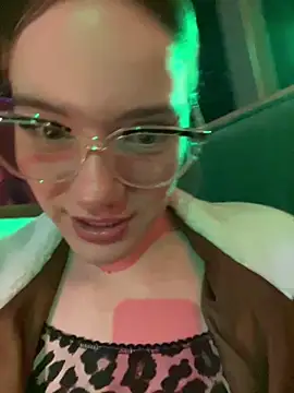 Snapshot of NicoleCut chatting on 10.19.25 NicoleCut online show from 10.19.25