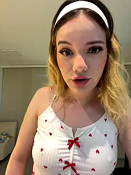 Snapshot of NicoleCut chatting on 10.26.25 NicoleCut online show from 10.26.25