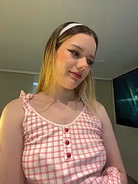 Snapshot of NicoleCut chatting on 11.08.25 NicoleCut online show from 11.08.25