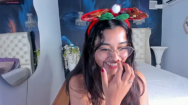 Snapshot of Ariana_Pierce chatting on 12.18.24 Ariana Pierce online show from 12.18.24