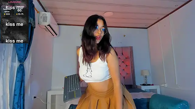 Snapshot of Ariana_Pierce chatting on 01.06.25 Ariana Pierce online show from 01.06.25