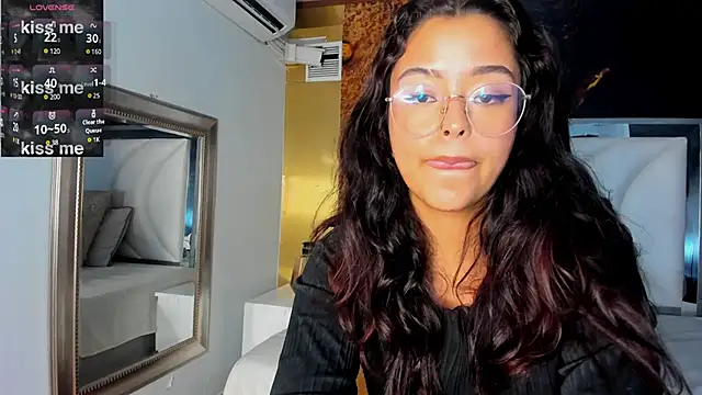 Snapshot of Ariana_Pierce chatting on 02.05.25 Ariana Pierce online show from 02.05.25