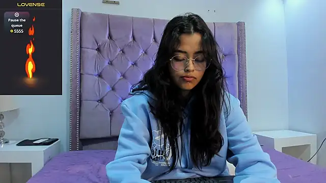 Snapshot of Ariana_Pierce chatting on 02.19.25 Ariana Pierce online show from 02.19.25