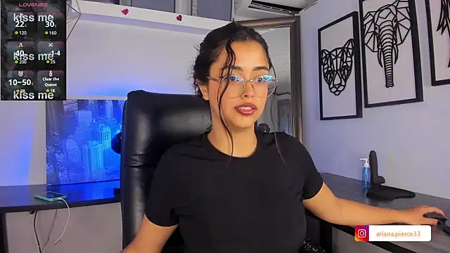 Snapshot of Ariana_Pierce chatting on 02.22.25 Ariana Pierce online show from 02.22.25