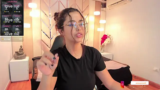 Snapshot of Ariana_Pierce chatting on 02.27.25 Ariana Pierce online show from 02.27.25