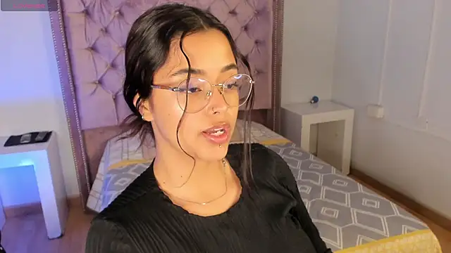 Snapshot of Ariana_Pierce chatting on 02.28.25 Ariana Pierce online show from 02.28.25