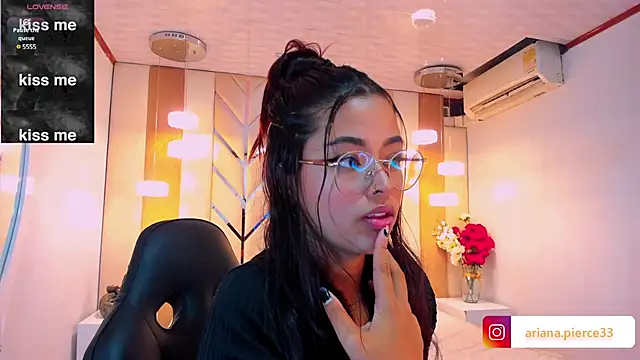 Snapshot of Ariana_Pierce chatting on 03.06.25 Ariana Pierce online show from 03.06.25