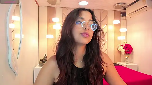 Snapshot of Ariana_Pierce chatting on 03.10.25 Ariana Pierce online show from 03.10.25