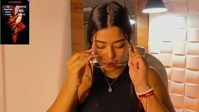 Snapshot of Ariana_Pierce chatting on 09.08.25 Ariana Pierce online show from 09.08.25