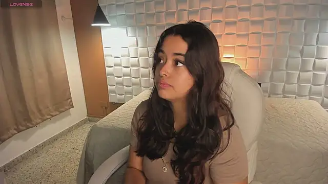 Snapshot of Ariana_Pierce chatting on 09.28.25 Ariana Pierce online show from 09.28.25