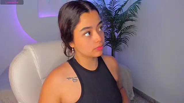 Snapshot of Ariana_Pierce chatting on 10.23.25 Ariana Pierce online show from 10.23.25