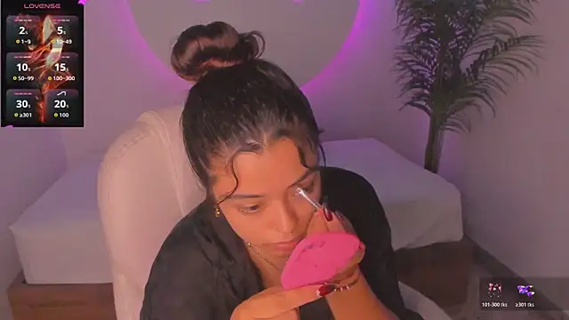 Snapshot of Ariana_Pierce chatting on 11.04.25 Ariana Pierce online show from 11.04.25