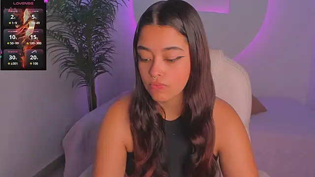 Snapshot of Ariana_Pierce chatting on 11.05.25 Ariana Pierce online show from 11.05.25