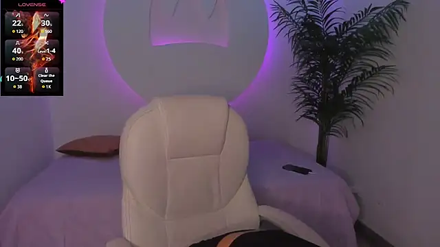 Snapshot of Ariana_Pierce chatting on 11.06.25 Ariana Pierce online show from 11.06.25