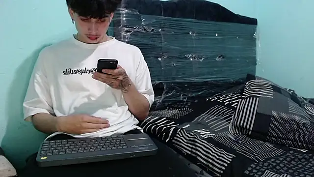 Snapshot of pervertsteens3 chatting on 10.02.25 pervertsteens3 online show from 10.02.25