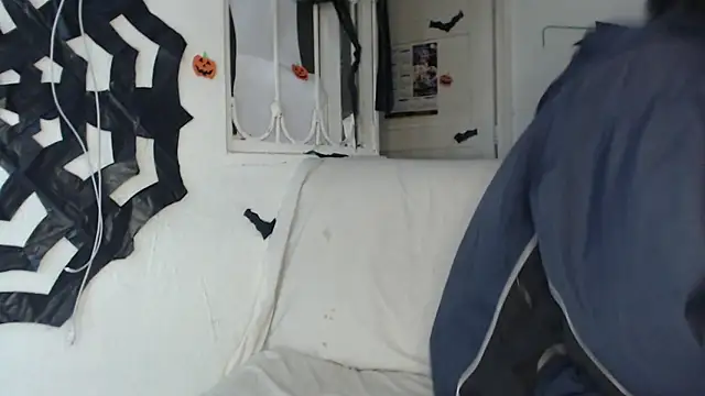 Snapshot of pervertsteens3 chatting on 10.29.25 pervertsteens3 online show from 10.29.25