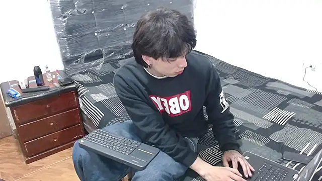 Snapshot of pervertsteens3 chatting on 11.06.25 pervertsteens3 online show from 11.06.25