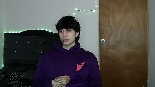 Snapshot of pervertsteens3 chatting on 11.11.25 pervertsteens3 online show from 11.11.25