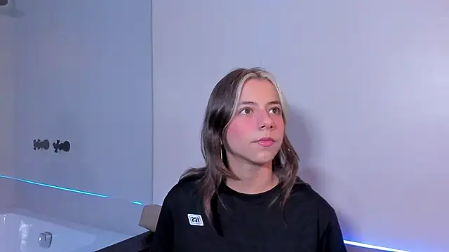 Snapshot of ArtemisaBlake chatting on 12.17.24 ArtemisaBlake online show from 12.17.24