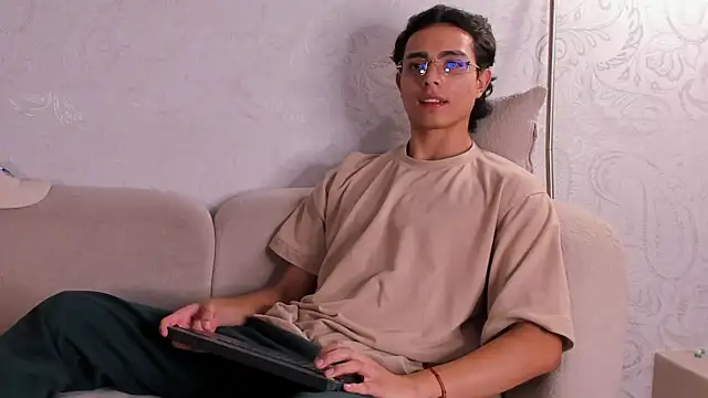 Snapshot of JoshRashfordd chatting on 10.12.25 JoshRashfordd online show from 10.12.25