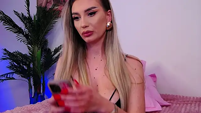 Snapshot of FelyJolie chatting on 12.17.24 FelyJolie online show from 12.17.24